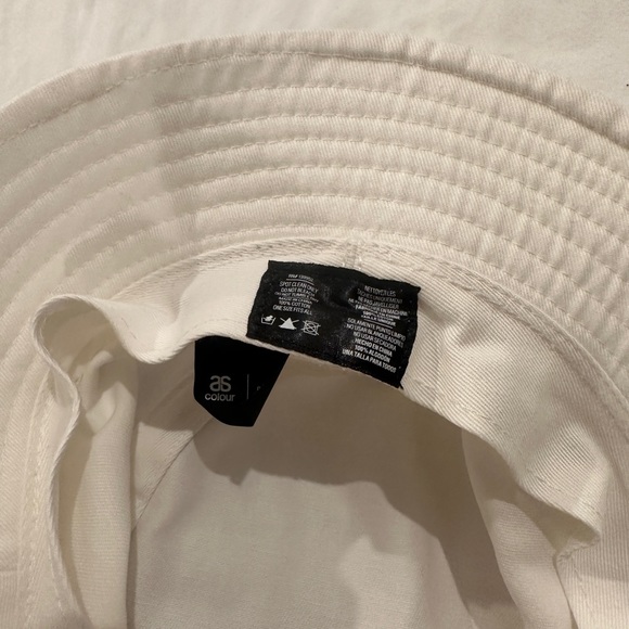 White PoshFest 2022 bucket hat - Picture 4 of 4